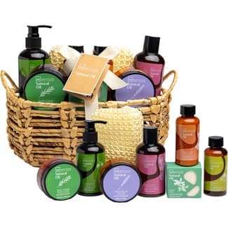 Cesta regalo Natural Oil con exfoliante corporal, gel ducha, sales baño, loción corporal, acondicionador y champú camomila -